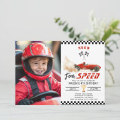 Rode raceauto heeft vier snelheden nodig 4e verjaa kaart (Staand voorkant)