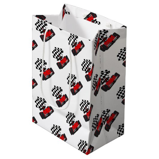 Rode raceauto met geblokte vlag medium cadeauzakje (Voorkant Gekanteld)