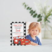Rode raceauto zwart wit geruit 2e verjaardag briefkaart (Staand voorkant)