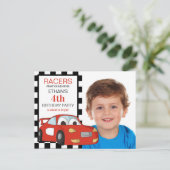 Rode raceauto zwart wit geruit 4e verjaardag briefkaart (Staand voorkant)