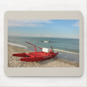 Rode reddingboot op het strand - herinneringen aan muismat