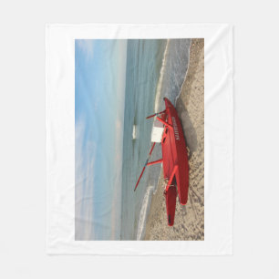 Rode reddingboot op het strand - zee fotografie fleece deken