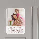 Rode romantische kalligrafie Vrolijke kerstfoto Magneet<br><div class="desc">Romantische en elegante vakantie foto keuken magneet. Voor meer geavanceerde aanpassing van dit ontwerp,  klikt u op de link Aanpassen Verder om het lettertype,  de grootte,  de kleur,  enz. te wijzigen.</div>