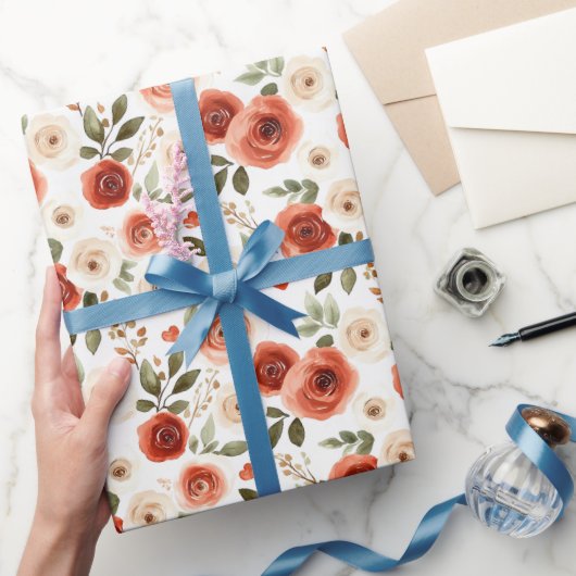 Rode roomkleurige harten en bloemen bruidsfeest cadeaupapier (Geschenken)