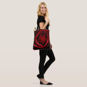 Rode roos all-over-print tas, medium tote bag (Op model)