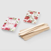 Rode roos en een zwarte, klassieke ventilator voor handwaaier