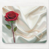 Rode roos en parels op satijn muismat (Voorkant)