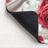 Rode roos en wijn op wit satijn muismat (Hoek)