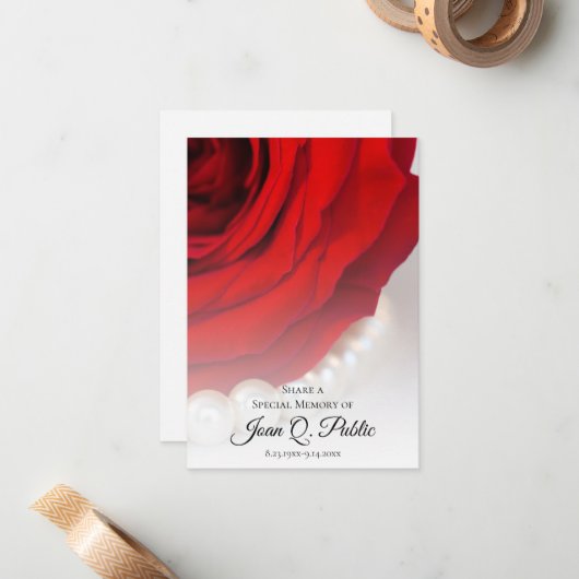 Rode roos en witte parels delen een begrafenis notitiekaartje (Voorkant / Achterkant in situ)