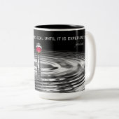 Rode roos in waterdruppel met citaat tweekleurige koffiemok (Voorkant rechts)