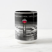 Rode roos in waterdruppel met citaat tweekleurige koffiemok (Center)