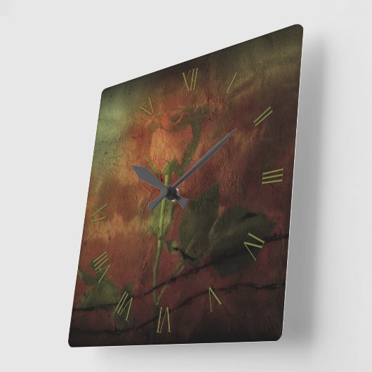 Rode roos op grijze achtergrond vierkante klok (Hoek)