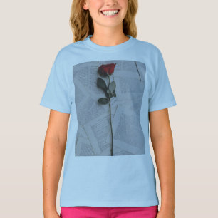 Rode Roos op Open Boek T-shirt Romantische Bloem