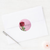 Rode Roos op Roze Elegant Romantisch Ronde Sticker (Envelop)
