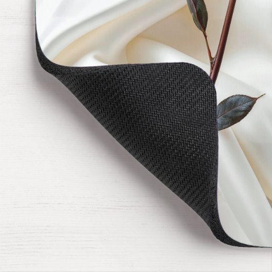 Rode roos op wit satijn muismat (Hoek)