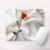 Rode roos op wit satijn muismat (Met muis)