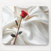 Rode roos op wit satijn muismat (Voorkant)