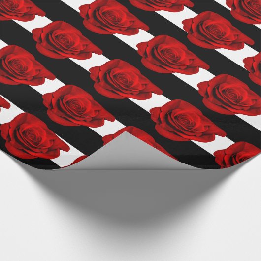 Rode Roos op Zwart & Wit Strepen Bruiloft Cadeaupapier (Hoek)
