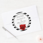 Rode Roos op Zwart & Wit Strepen Bruiloft Ronde Sticker (Envelop)