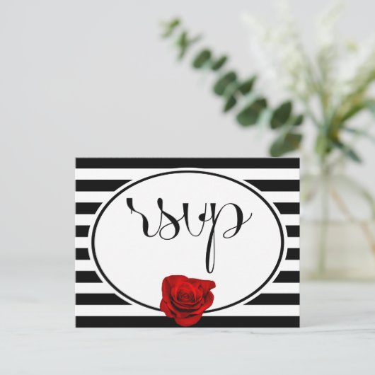 Rode Roos op Zwart Wit Strepen Bruiloft RSVP Kaart (Staand voorkant)