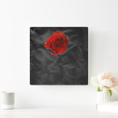Rode roos op zwarte muur vierkante klok (Huis)