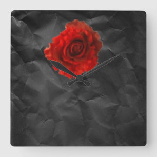 Rode roos op zwarte muur vierkante klok