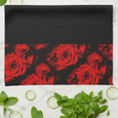 Rode roos trim op zwarte hand of keukenhanddoek (Gevouwen)