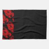 Rode roos trim op zwarte hand of keukenhanddoek (Horizontaal)