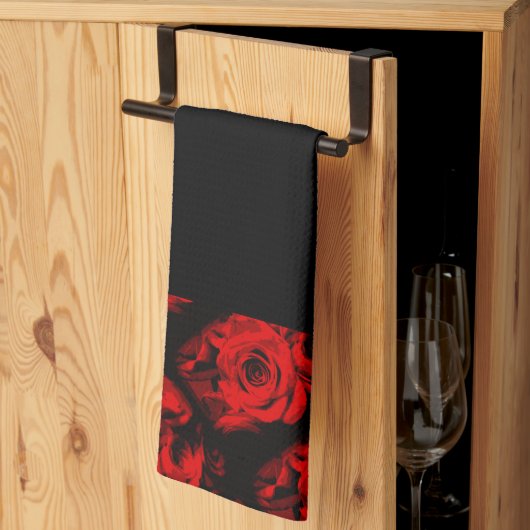 Rode roos trim op zwarte hand of keukenhanddoek (Derde Gevouwen)