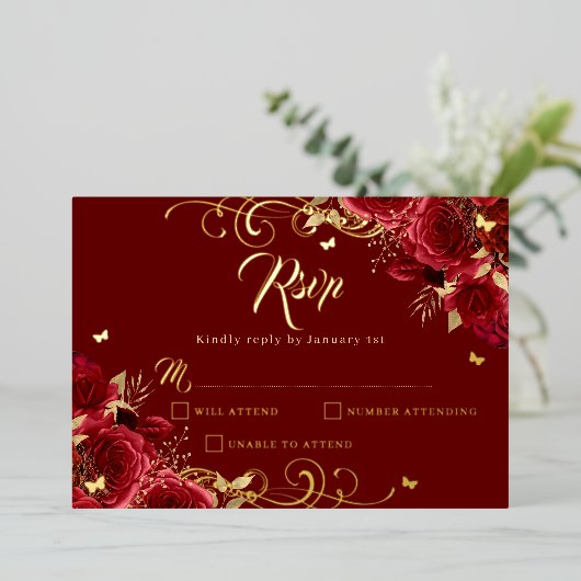 Rode Rose Bloemen Gouden Werveltje Goud Quinceaner Folie Uitnodiging (Staand Voorkant)