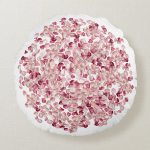 Rode rosepetalen rond kussen