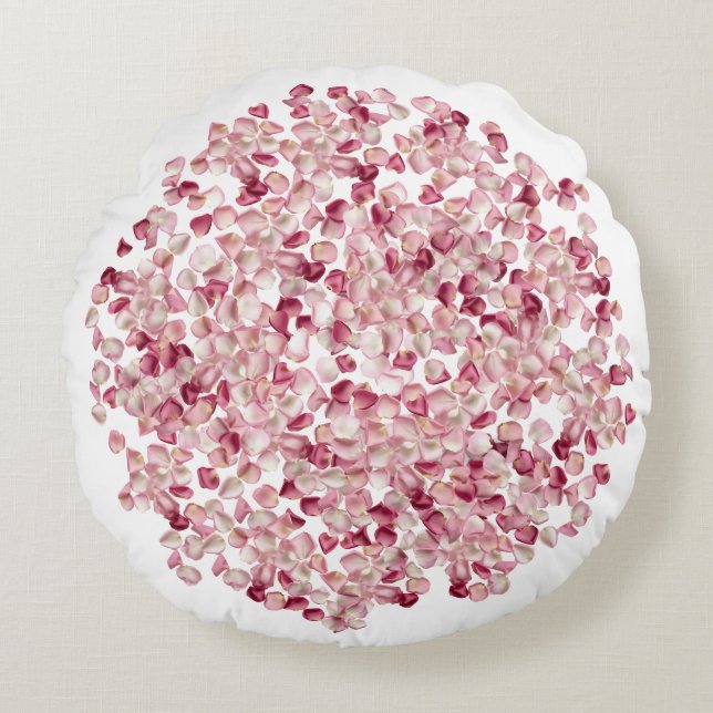 Rode rosepetalen rond kussen (Voorkant)