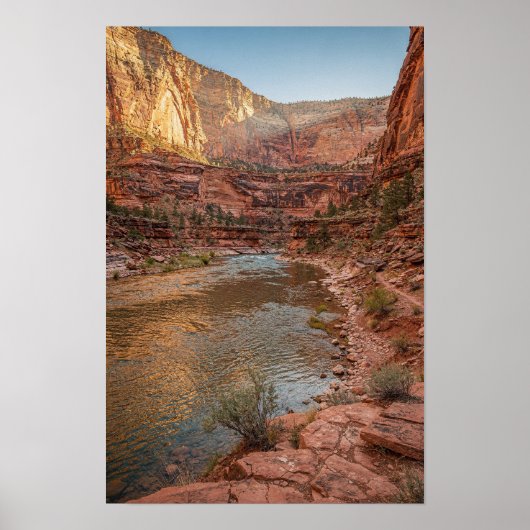 Rode Rotskloof Rivier Landschap Poster (Voorkant)