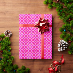 Rode roze donuts met vulling op roze cadeaupapier