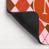 Rode Roze en Bruine Argyle Patroon Monogram Muismat (Hoek)