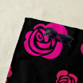 Rode roze en magenta-Rozen op zwarte achtergrond Strandlaken (In situ)