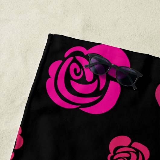 Rode roze en magenta-Rozen op zwarte achtergrond Strandlaken (In situ)