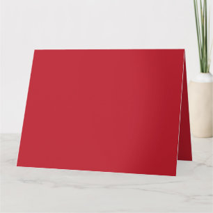Rode, roze en oranje kledingstukken hangen naast e kaart