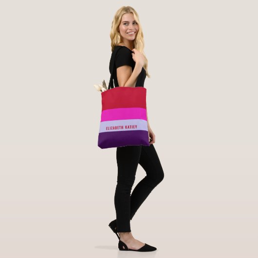 Rode, roze en Paarse streepjespatroon Tote Bag (Op model)