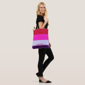 Rode, roze en Paarse streepjespatroon Tote Bag (Op model)