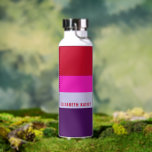 Rode, roze en Paarse streepjespatroon Waterfles<br><div class="desc">Blijf verfrist in stijl met de rode,  roze en Paarse strepen patroon waterfles. Met een gedurfd gestreept ontwerp is deze duurzame en lichtgewicht fles perfect om gehydrateerd te blijven op het werk,  in de sportschool of onderweg. Een geweldige keuze voor degenen die houden van kleurrijke en moderne accessoires.</div>