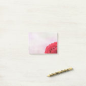 Rode roze en waterdruppel post-it® notes (Op bureau)