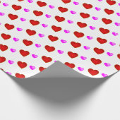 Rode roze harten op wit cadeaupapier (Hoek)