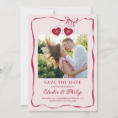 Rode Roze Hartvormige Hanger Met Monogram Foto Save The Date (Voorkant)