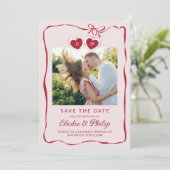 Rode Roze Hartvormige Hanger Met Monogram Foto Save The Date (Staand voorkant)