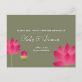 Rode roze lotusbloemen modern groen save the date aankondigingskaart (Voorkant)