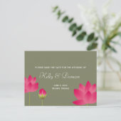 Rode roze lotusbloemen modern groen save the date aankondigingskaart (Staand voorkant)