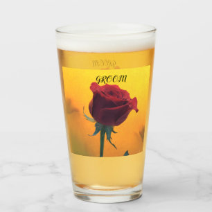 Rode roze met een geel bruiloft glas