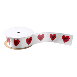 Rode roze met een hartvorm satijnen lint