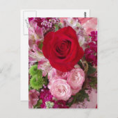 Rode roze omhuld met gesorteerde bloemen en Rozen Briefkaart (Voorkant / Achterkant)